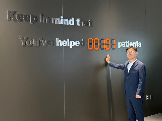 큐로셀 본사 1층에는 림카토로 치료받은 환자의 수가 적혀있다. 사진 이미선 기자.